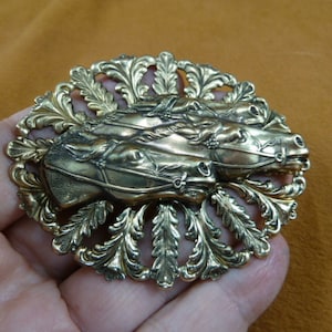 Carrera de caballos, tres caballos, pista de derby, nariz con nariz para la línea de meta, amante de la reproducción de flores, broche de latón adornado victoriano B-HORSE-4