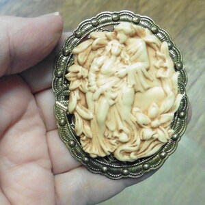 ROMANTIC lovers couple Man and Woman together in garden flower ivory CAMEO pin pendant brass brooch CL43-18