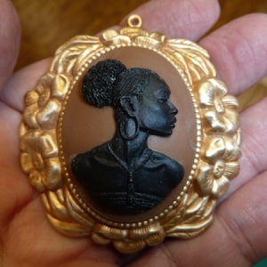 RARE African American LADY brown + black oval CAMEO brass Pin Pendant jewelry (CA20-3)