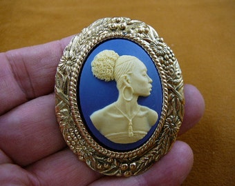 RARE African American LADY ivory + medium blue oval CAMEO flower trimmed brass Pin Pendant jewelry (CA20-33)