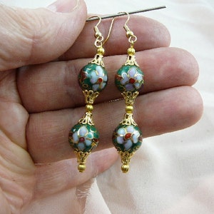 Verde con fiore rosa 12mm rotondo due perline Cloisonne e oro perline + filigrana cap accenti penzolano coppia orecchino EE-600-446