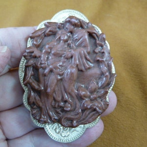 ROMANTIC lovers couple Man and Woman together in garden flower brown burgundy CAMEO pin pendant brass brooch CL43-2