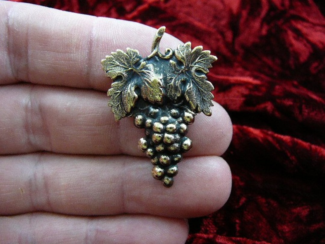 Grape Bunch Grapes Vine Vineyard Leaves Brass Pin Pendant B-GRAPE