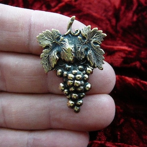 Grape bunch grapes vine vineyard leaves brass pin pendant B-GRAPE-2 image 1