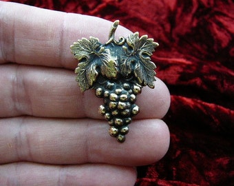 Grape bunch grapes vine vineyard leaves brass pin pendant B-GRAPE-2