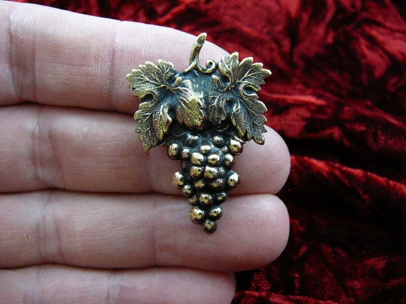 Grape bunch grapes vine vineyard leaves brass pin pendant B-GRAPE-2 image 1