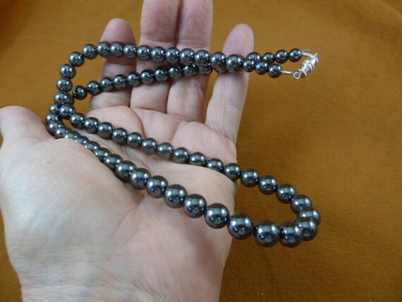 Collier fin en perles d'hématites par Fonsi - LESSisRARE