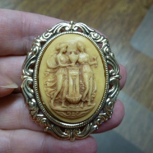 Greek Roman Two Ladies with Water Pitcher Fountain Cameo brass Pin Brooch cm28-1