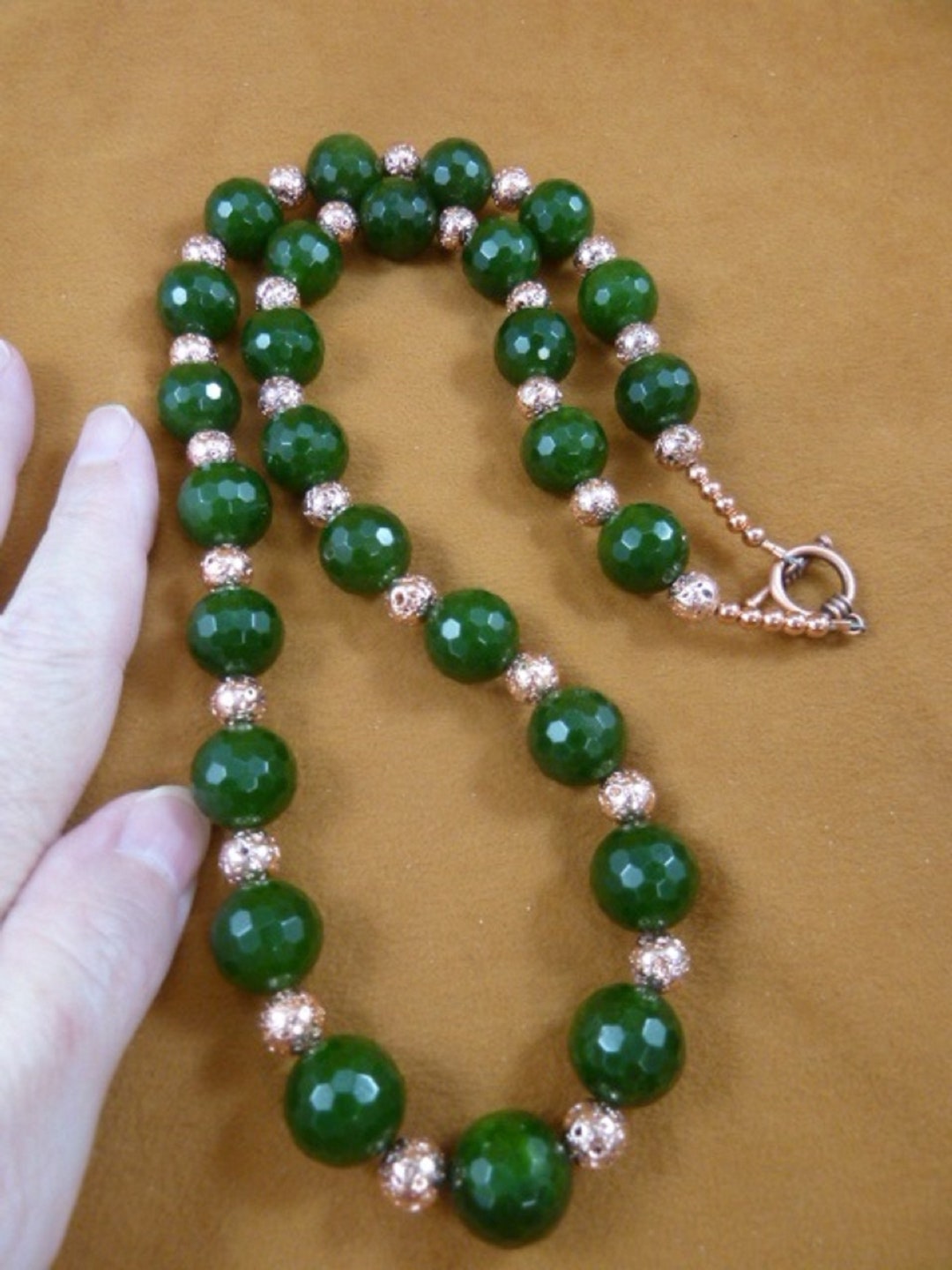 Collana Verde con Pietre Dure di Giada Verde Scuro, Diaspro Picasso Rosso e Giada Verde Chiaro con Cordino Verde, 57 cm