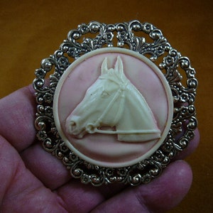 HORSE Race Stallion tête jument rose et ivoire Cameo rond couronne défilée Broche Broche Pendentif Brass J’aime les chevaux cl54-14
