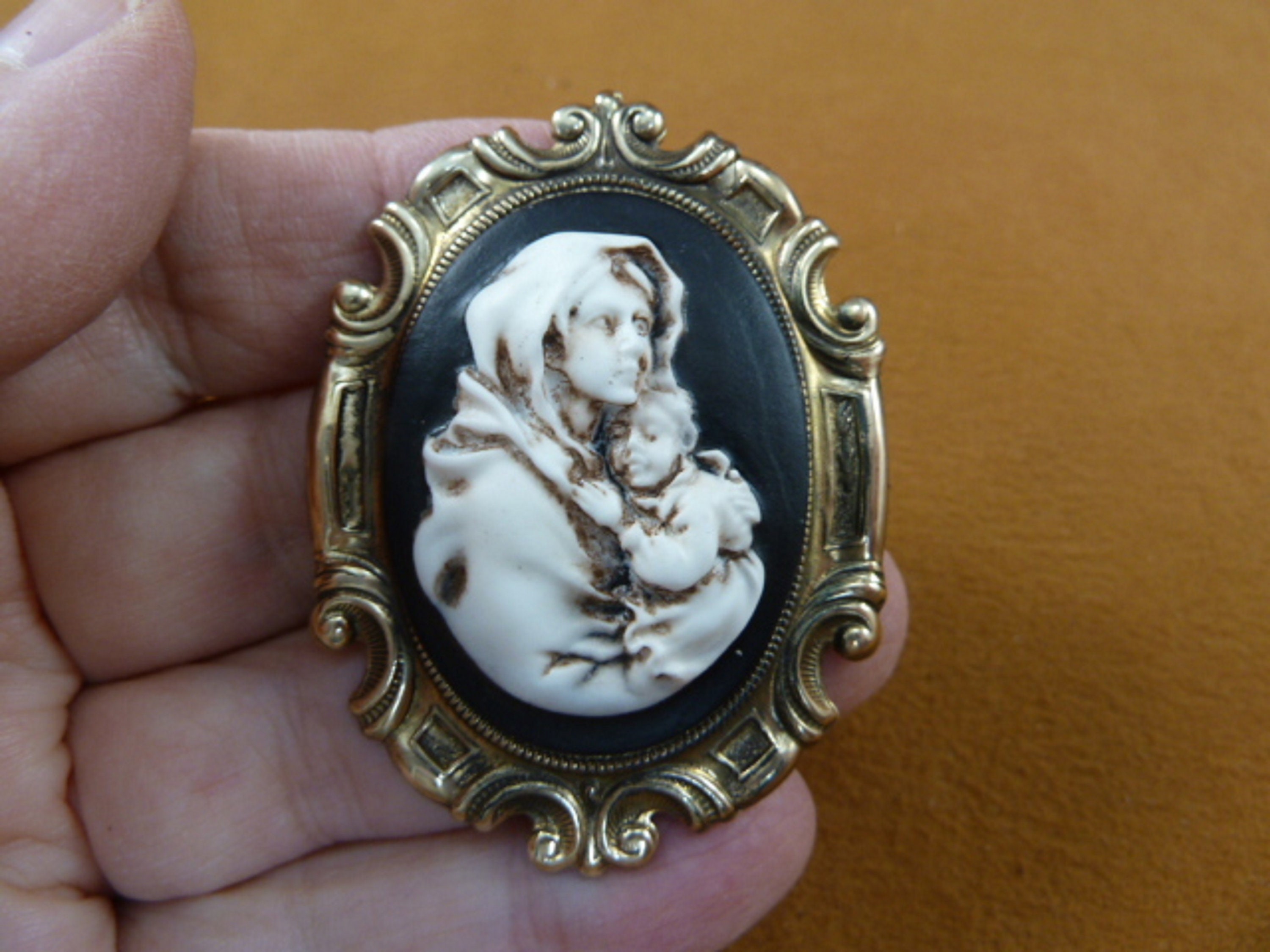 MADONNA Mary Jesus Black and Ivory Oval CAMEO Pin Pendant Christian  Religious Brass Brooch Cl19-6 -  Hong Kong