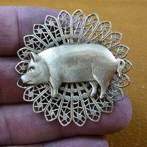 Pig farm sow pigs love lover piglet round filigree repro Victorian brass pin pendant brooch B-PIG-155