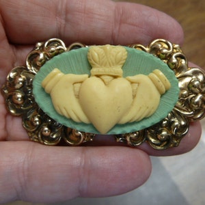 Baby blue Ivory CLADDAGH CAMEO Irish heart crown hand Love handy friendship loyalty Pin Pendant pin pendant BRASS brooch cm38-69