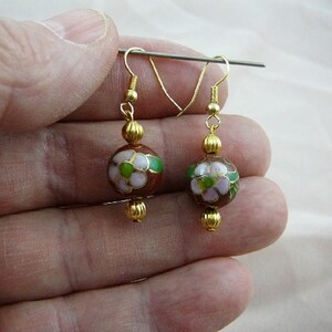 Brown con il fiore verde rosa 12 millimetri rotonda Cloisonne e oro perle accenti penzolare orecchino coppia EE-600-347
