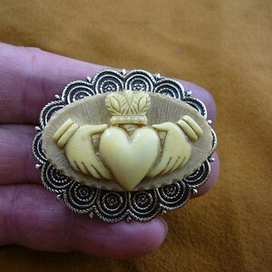 Ivory colored CLADDAGH Cameo Irish heart crown hand LOVE hands oval filigree Pin Pendant BRASS cm38-95