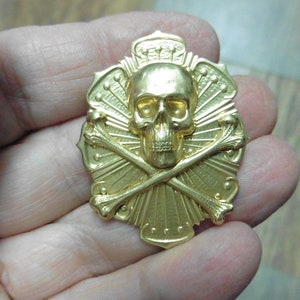 Pirate skull and crossbones dia de los muertos lover love textured flower shaped Victorian repro brass pin pendant B-Skull-41