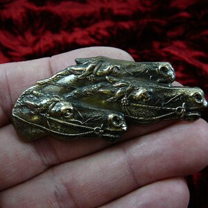 Horse race three horses derby track nose to nose for the finish line lover Victorian BRASS pin brooch B-HORSE-1