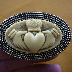 Antique ivory colored CLADDAGH Cameo Irish heart crown hand LOVE hands Pin Pendant BRASS cm38-88