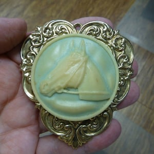 COURSE de chevaux étalon mare tête bleu clair et Ivoire couleur pendentif CAMÉE broche épingle en laiton cl54-16