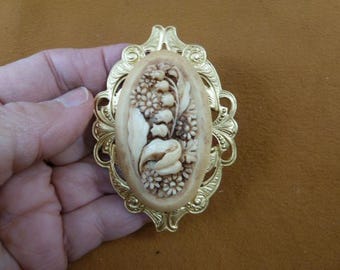 Broche de latón con colgante de camafeo de color blanco roto y flores silvestres de primavera, margarita, lirio de los valles, CL48-8