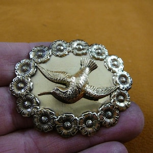 Hummingbird flying on textured daisy flower trimmed oval Victorian brass brooch pin pendant I love hummingbirds B-Bird-250