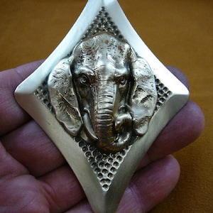 ELEPHANT Kopf auf diamantförmigen viktorianischen Repro Pin Anhänger Brosche Elefanten pachyderm Rüssel bis Glück Messing B-Ele-153