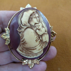 MADONNA Mary Jesus mauve and off-white oval CAMEO pin pendant Christian religious brass brooch cl19-10
