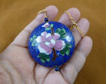 Blauer, rosa-weißer Blütenanhänger (42 mm) aus flacher, runder Cloisonné-Perle in Scheibenform, 3D-Optik, an einer 61 cm langen, vergoldeten Halskette (J518-6).
