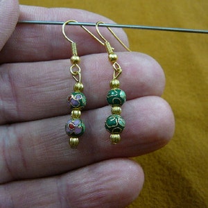 Verde con fiore rosa 6 mm due Cloisonne perline + tono oro accenti perline penzolano coppia orecchino EE-610-81