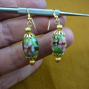 Verde lime con perla Cloisonne un ovale di fiore rosa 12 x 18 mm e oro perline + tappo accenti penzolare orecchino coppia EE-603-143 di filigrana