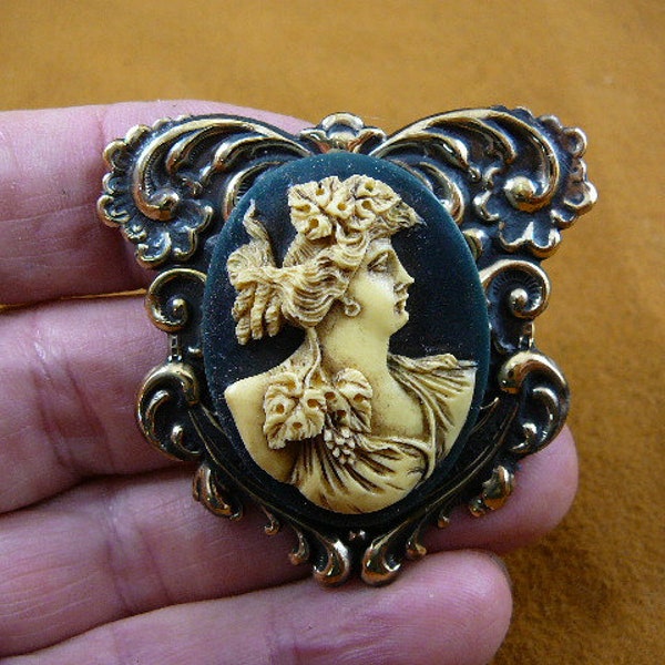 WOMAN GRAPE leaves leaf vine off-white + black ornate scrolled Cameo pin pendant brooch brass Jewelry cm34-38