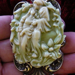ROMANTIC lovers couple Man and Woman together in garden flower ivory green CAMEO pin pendant brass brooch CL43-8