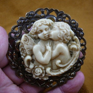 Baby cherubs angels little girl and boy kissing check flowers off-white Cameo brass pin pendant brooch CL70-8