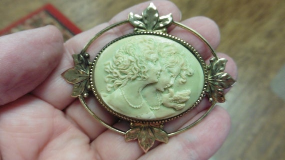 Sisters shop brooch pin