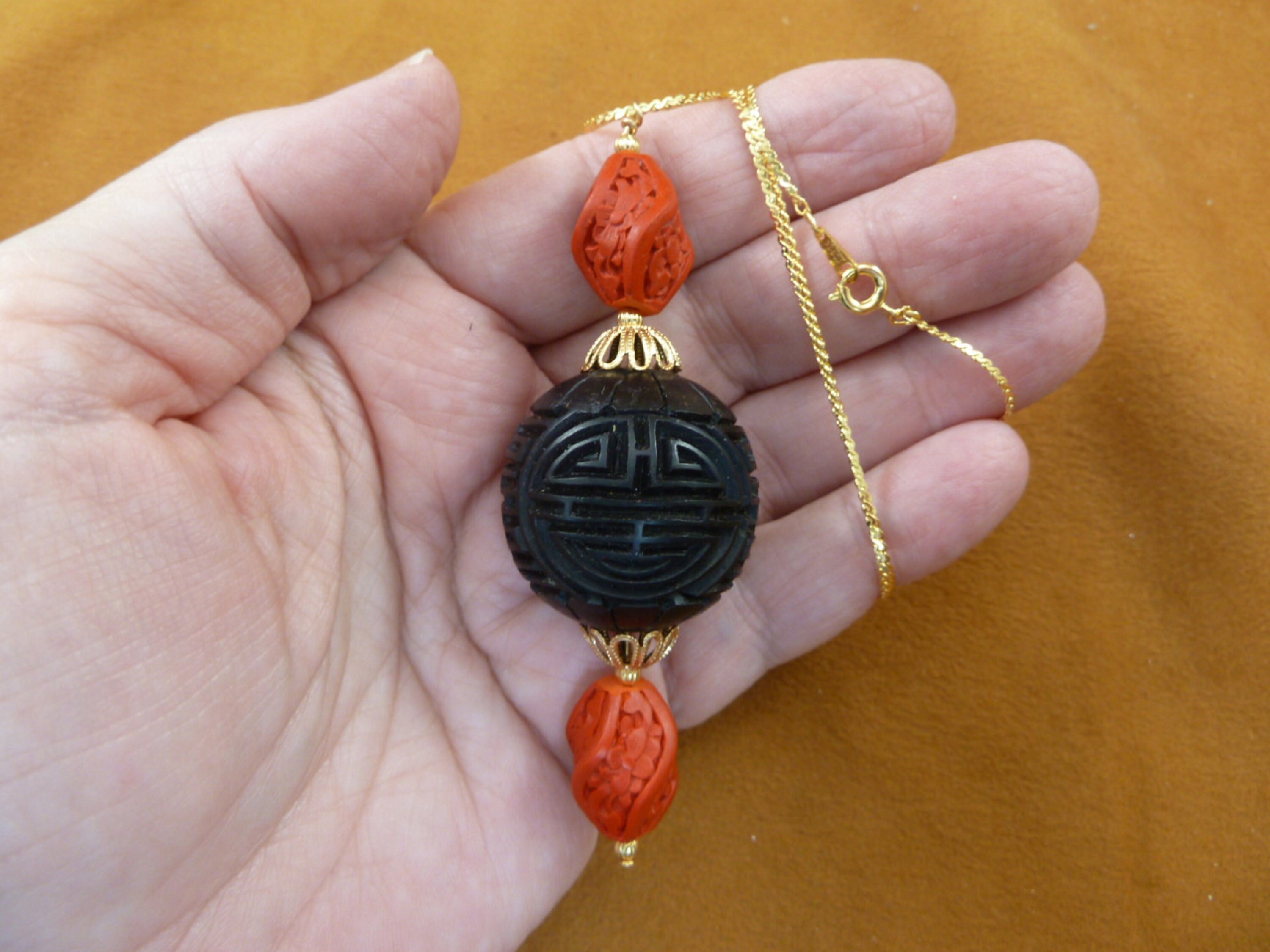 Collier Porte-bonheur Femme - Fleur En Cinabre Rouge Et Noir - Longueur 51 Cm - Style Ethnique Perlé - Neuf