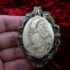 MADONNA Mary Jesus off-white oval CAMEO pin pendant Christian religious scrolled brass brooch cl19-13
