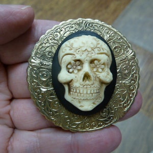 Day of the Dead sugar Skull dia de los muertos ivory and black oval Cameo brass pin pendant brooch CM180-4
