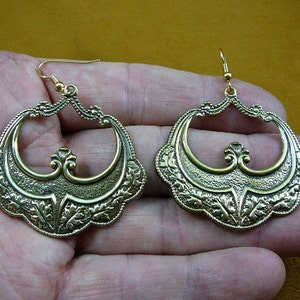 oval leaf design with textured lily design earrings Victorian repro brass earring pair dangle EE-770-14