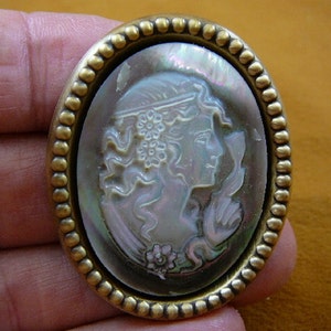 Mädchen mit lockigem Haar mit Blumen Stirnband geschnitzt Paua Mutter Pearl Shell CAMEO Messing Pin Anhänger c1404
