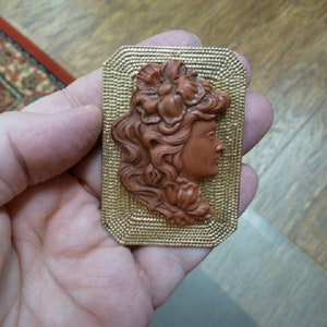 HAWAIIAN Woman Wahine with HIBISCUS Flower flowers in her hair brick red CAMEO pin pendant dot textured rectangle brass brooch cm101-22