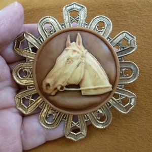 Cheval race étalon tête jument brun Tan et Ivoire en filigrane déchantée Couronne style CAMÉE broche Broche pendentif en laiton cl54-31