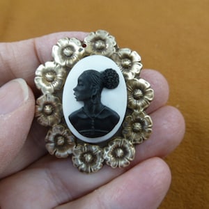 RARE African American LADY white + black oval CAMEO flower design brass Pin Pendant jewelry (CA10-120)