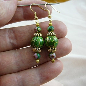Verde lime con fiore rosa 6 + 12 mm tondo tre perline Cloisonne e oro perle + filigrana cap accenti penzolano coppia orecchino EE-600-465