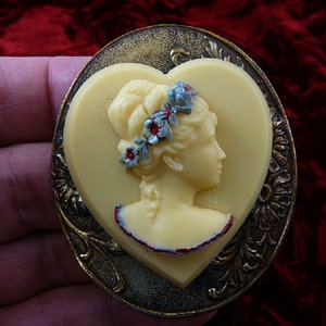 3-D Lady with crown of gray and red flowers headband Heart backing ivory Cameo brass pin pendant brooch CL21-A11