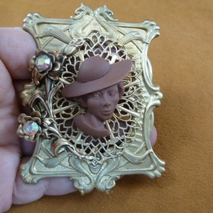 ZELDZAME Afro-Amerikaanse DAME bruine CAMEO bloemen filigraan scrolled messing Pin Hanger sieraden (CA3-39)