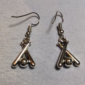 Pendientes Béisbol Estos Bates De Béisbol Cruzados Con Bola Colgante Plata