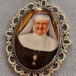 Pendentif médaille mère Angélique polychrome serti d&#39;argent sur chaîne en acier inoxydable