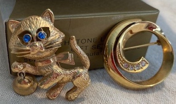 Pins Lot 2 Vintage Gold Cat Holding Dangling Bell… - image 2