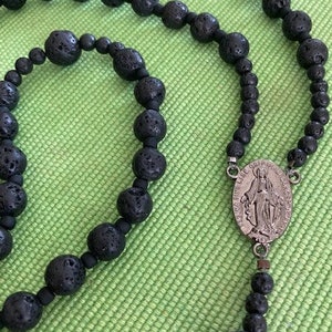Katholieke rozenkrans zwarte lavasteenkralen bronskleurige middelste medaille en kruisbeeld zwart op zwart