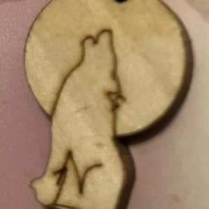 Huilende wolf afgetekend voor volle maan Vintage bruine koordketting hout vintage kaart met uitleg